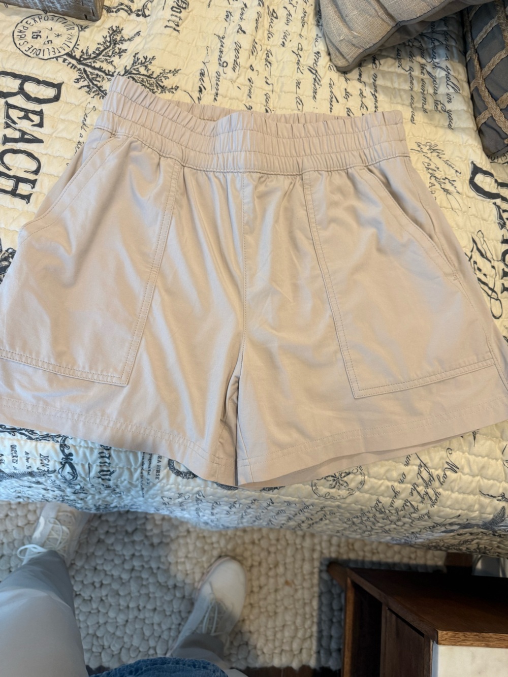 Athleta Women’s Pull-On Shorts light Beige Lightweight Elastic Waist Size Small